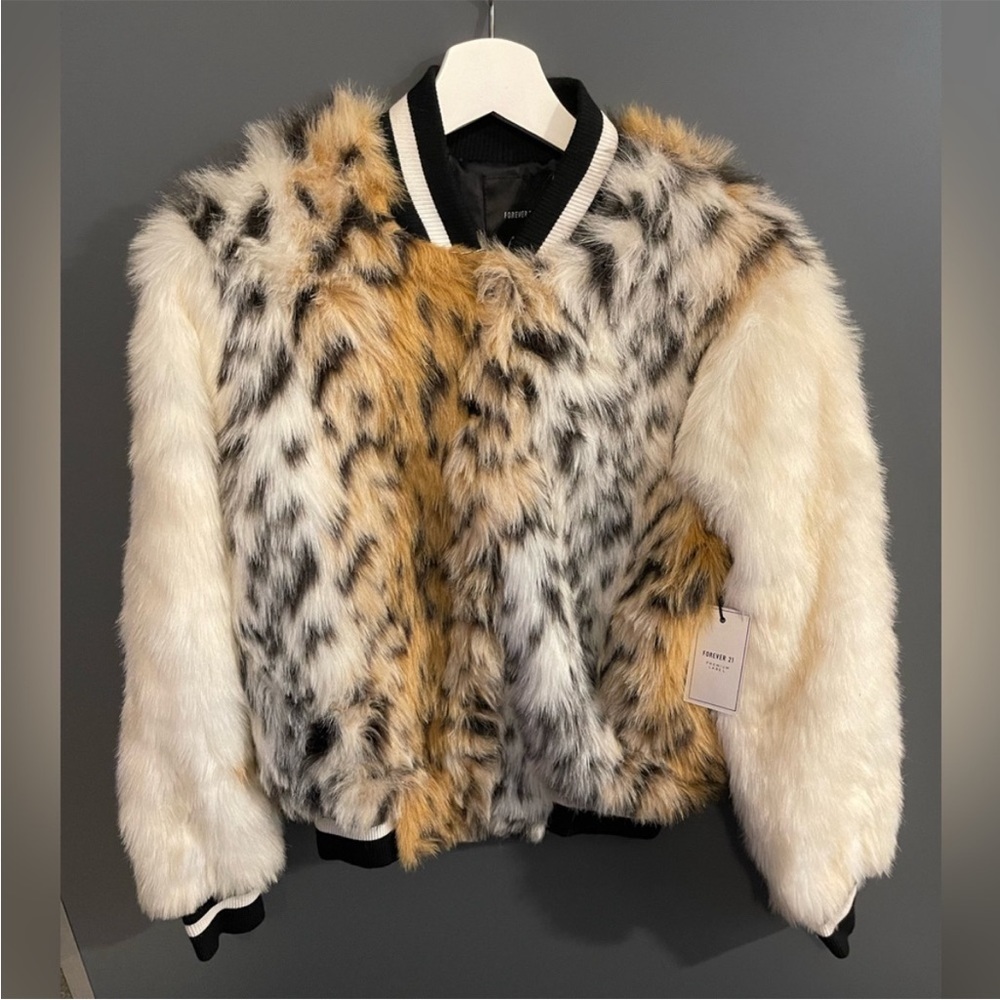 NWOT Adorable faux fur Varsity coat! So fun! 🤍🖤